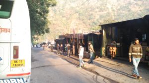 Halt on the way to Rudrapayag for a quick tea and some snacks.